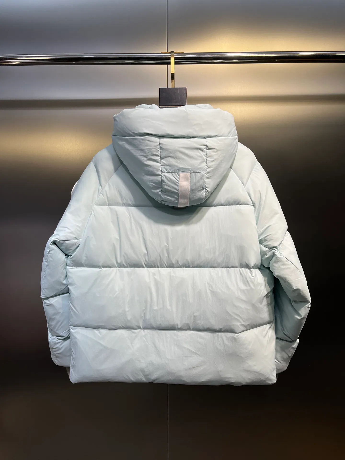 P740 Big Goose Capsule White Label Down Canada Goos* Canada Goose's new limited white label bread jacket, the same style for men and women, filled with 625 fill power white goose down, and the fabric has a satin feel. Suitable for wearing in spring and autumn in various cities, this model has a stand-up collar design, classic and versatile, and has good thermal insulation effect! Fabric + Features: ✅Fabric: 85% polyester, 15% cotton, windproof and waterproof ✅Lining: 100% polyester, windproof and waterproof ✅Filling: 80% pure white duck down, 20% pure white feathers ✅Fillness: 625 ✅Care instructions: Dry cleaning ✅Zipper: Genuine YKK two-way entrance zipper ✅TEI Temperature Feeling Index 1: Lightweight minus 5 degrees to 5 degrees Technology: ✅The fabric is made of CORDURA polyamide fabric, which is a new functional fabric and a leading technological product. The durability is 2 times higher than ordinary nylon fabric. Wear resistance, strong tear resistance, good hand feel and good color. ✅The liner is filled with imported 625 fill power 90 white duck down, the liner is reinforced with anti-runaway velvet liner, and the fly on the front center fly is designed with snap buttons to prevent ventilation and rain. Whether it is hiking, urban walking or polar exploration, this model can help you find the Cana that suits your body, activities and lifestyle. Color: pink, blue, black, white Size: xs-l